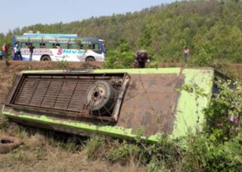 Narrow escape for passengers as truck rams into bus