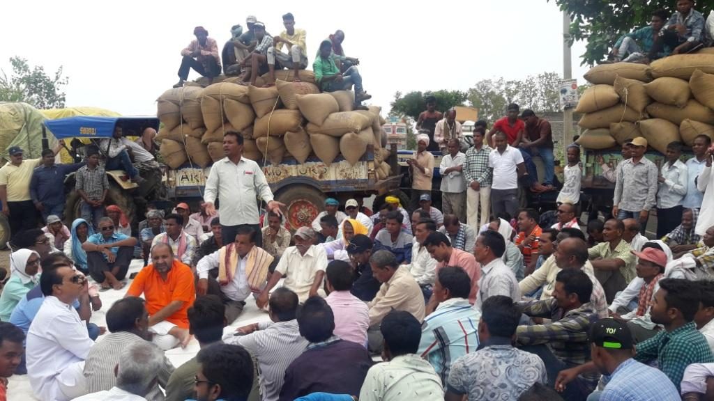 Farmers stage road blockade over delay in crop procurement