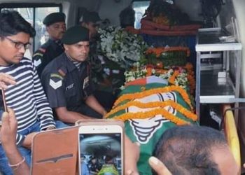 BJD drapes Dhenkanal martyr Ajit Kumar Sahoo's coffin with party flag. (Pic - Twitter)