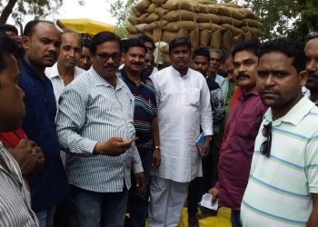 Summer paddy unsold; farmers block road