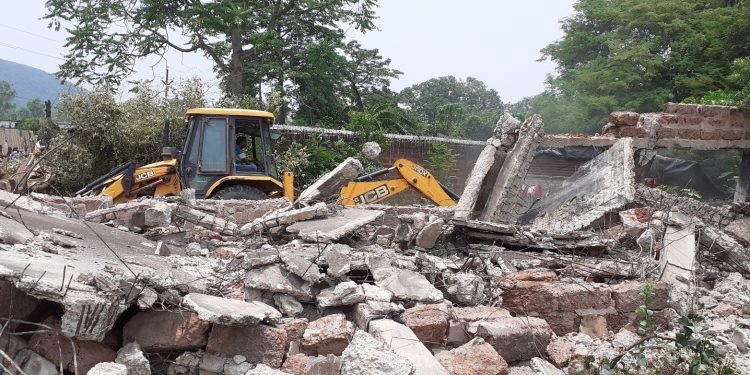 Probe into wall collapse deaths commences