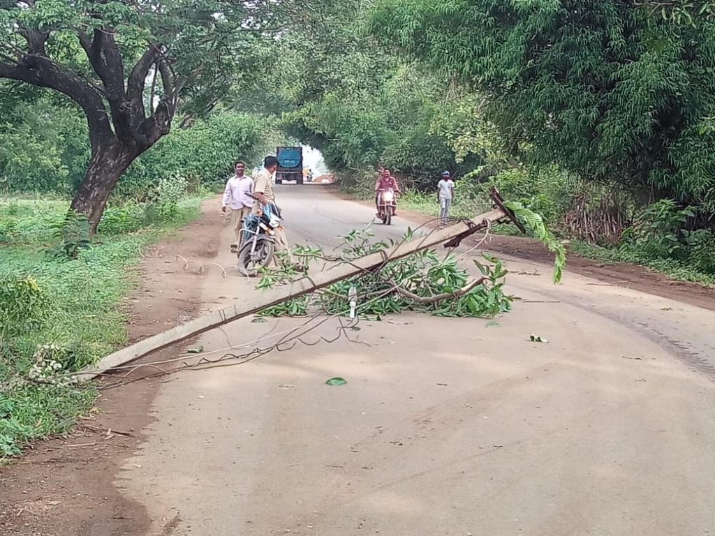 Truck gets entangled with electric wire