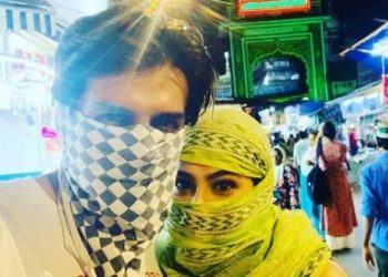 Kartik, Sara cover faces and visit mosque to celebrate Eid