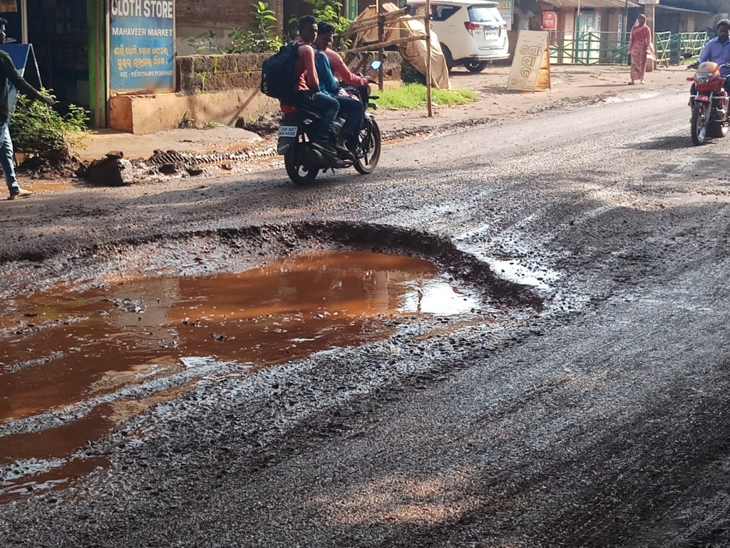 Road in Kaliapani turns deathtrap