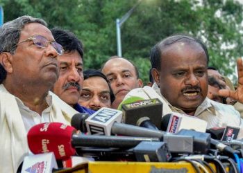 Congress-JD(S) coalition's fate hangs in balance in Karnataka