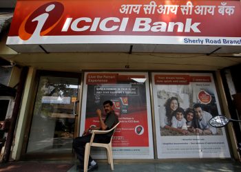 A security guard sits outside an ICICI bank branch in Mumbai, India, April 4, 2018. REUTERS/Francis Mascarenhas - RC1E03B225D0