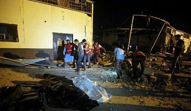 Emergency workers and other recover bodies after an airstrike killed nearly 40 at Tajoura Detention Center, east of Tripoli early July 3, 2019. (Photo by AFP)