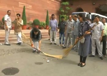 Hema Malini is no stranger to these stunts as she was snapped harvesting crops in Mathura a few weeks ago during peak election time.