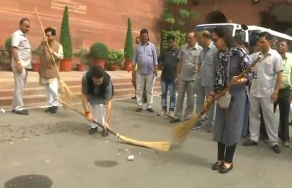 Hema Malini is no stranger to these stunts as she was snapped harvesting crops in Mathura a few weeks ago during peak election time.