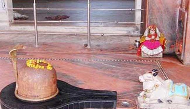 Mysterious shivling that changes colour