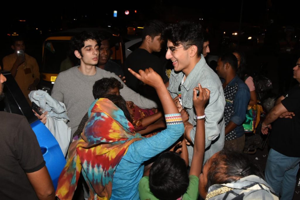 Saif, Akshay's sons get mobbed by street children post dinner; See pics