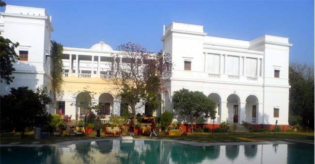 Indian actors who own stunning homes in foreign countries