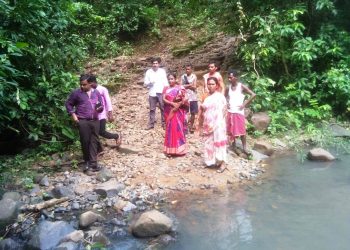 ZP chief, officials trek to inaccessible Tenda village