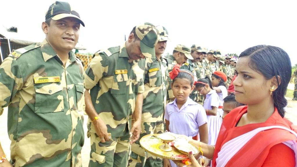 Schoolgirls tie rakshis to BSF jawans in Malkangiri