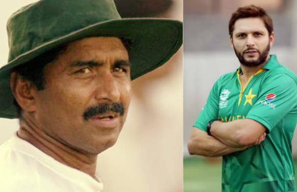 Javed Miandad (L) and Shahid Afridi