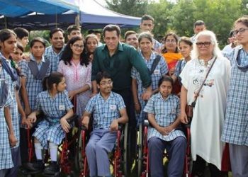 Salman, Sonakshi spend time with kids on 'Dabangg 3' set; See pics