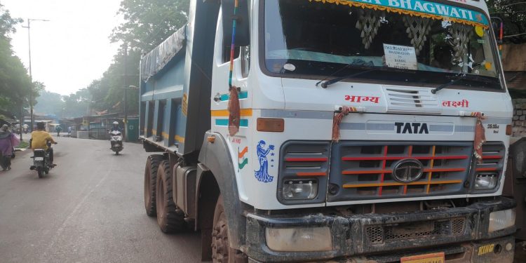 ‘Heavy’ vehicles ply Barbil roads albeit ban order