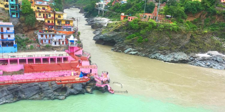 The confluence of the Alakananda (green) and the Bhagirathi (grey) at Devprayag