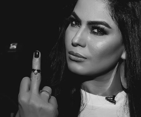 Netizens slammed Veena Malik for showing middle finger to Indian Army