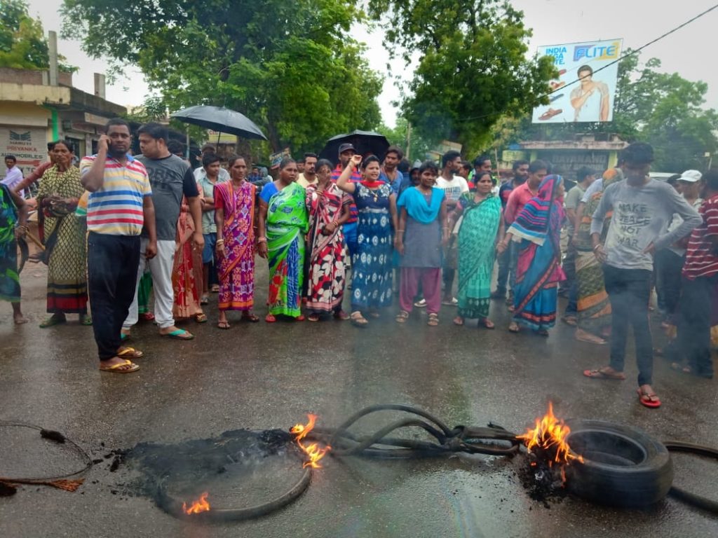 Locals block road demanding relief