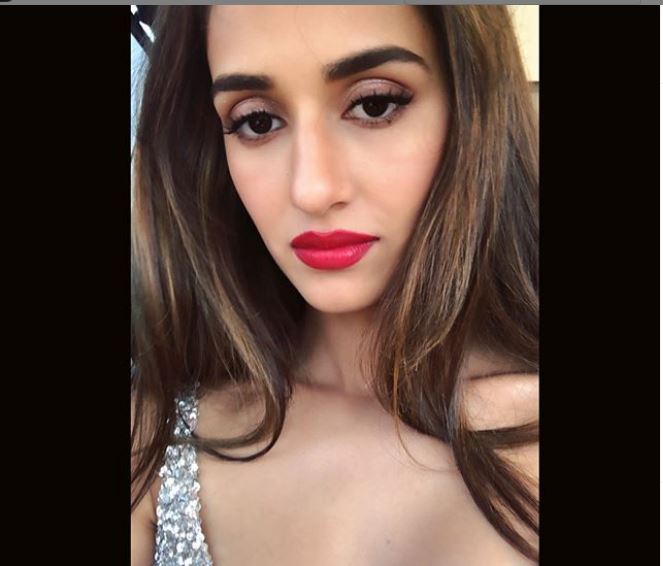 Fans troll Disha Patani for her over make-up selfie - OrissaPOST