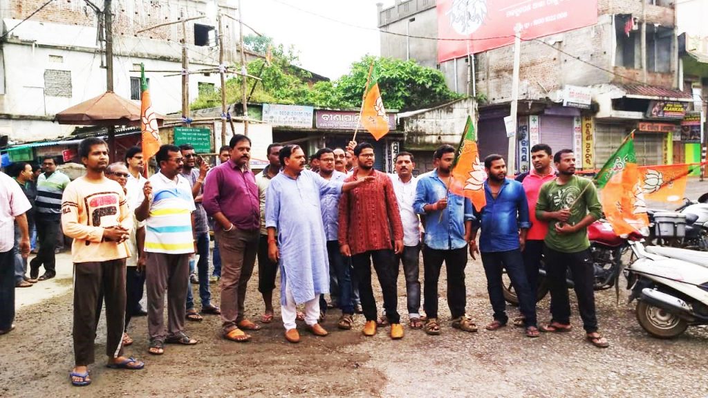 NH-49 blocked for 12 hour by BJP in Deogarh