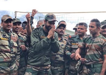 Vicky Kaushal with Indian soldiers.