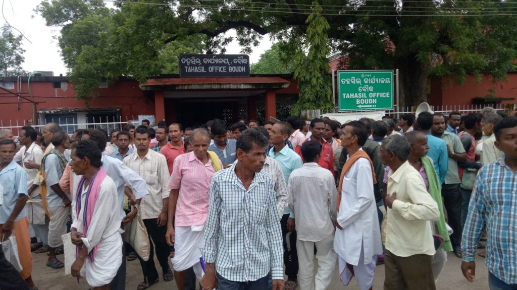 Farmers picket Boudh Collectorate, demand dues