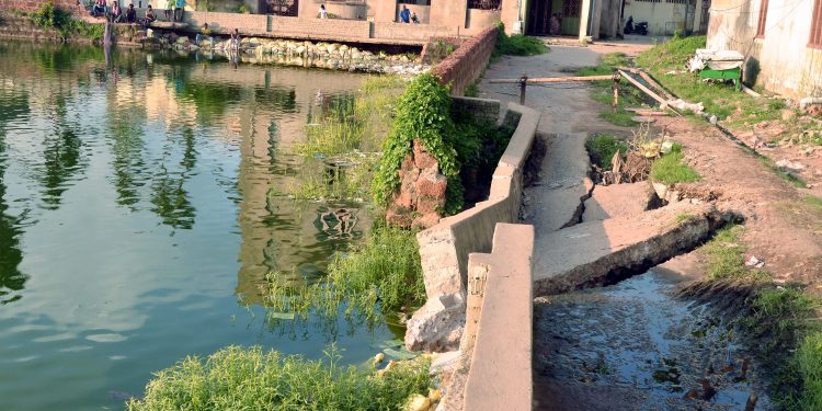 Damaged wall of Indradyumna pond in Puri