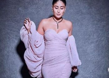 Kareena sizzles in figure hugging dress; See pics