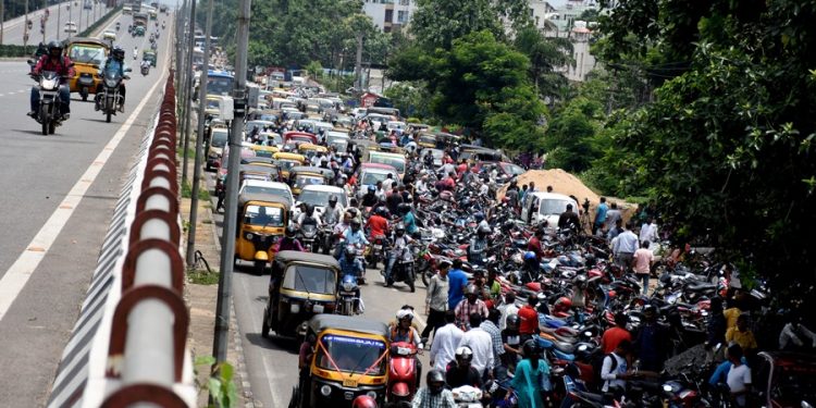 Mad rush near Acharya Vihar RTO office