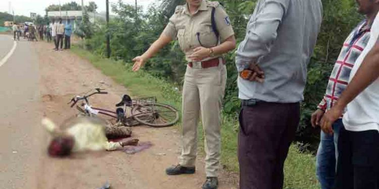 SP carries injured men in her van to hospital