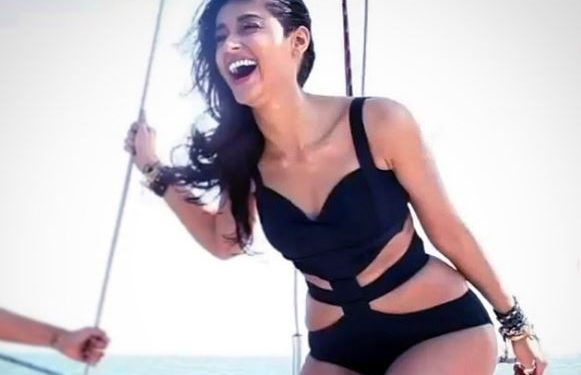 Sizzling Ileana D'Cruz poses in black monokini; See pic