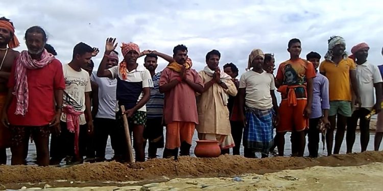 Villagers dredge river mouth by themselves