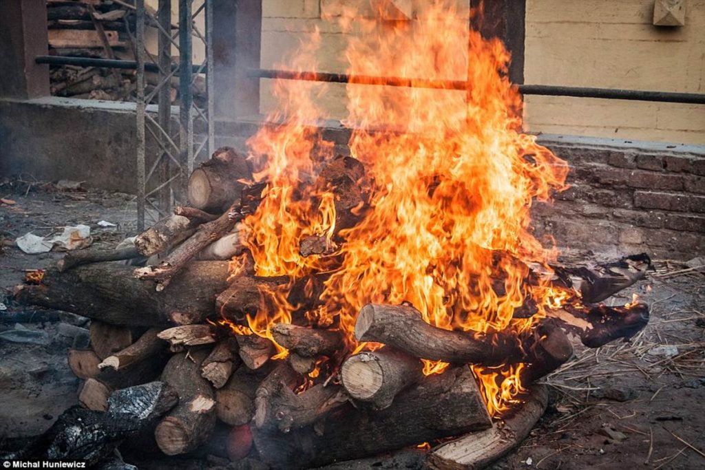 Woman lights husband’s funeral pyre