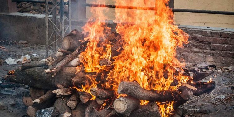 Woman lights husband’s funeral pyre