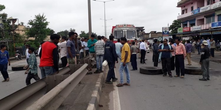 NH-49, NH-10 blocked for road mishap