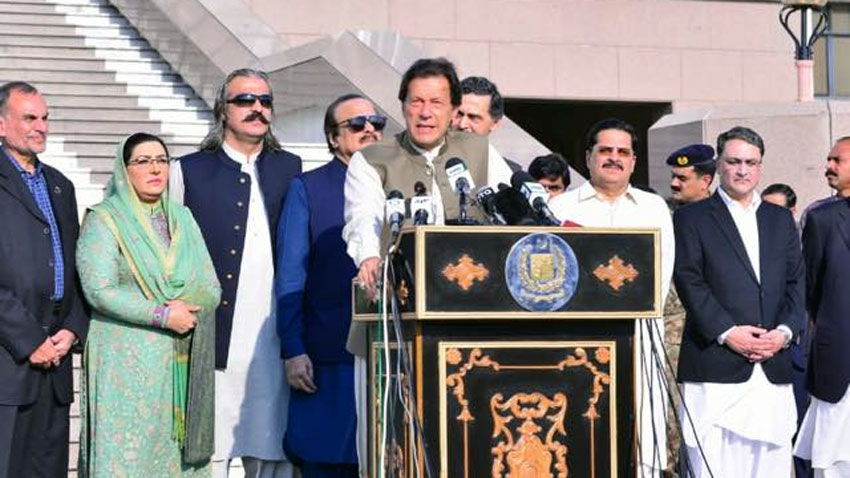 Imran leads 'human chain' event on Kashmir Day