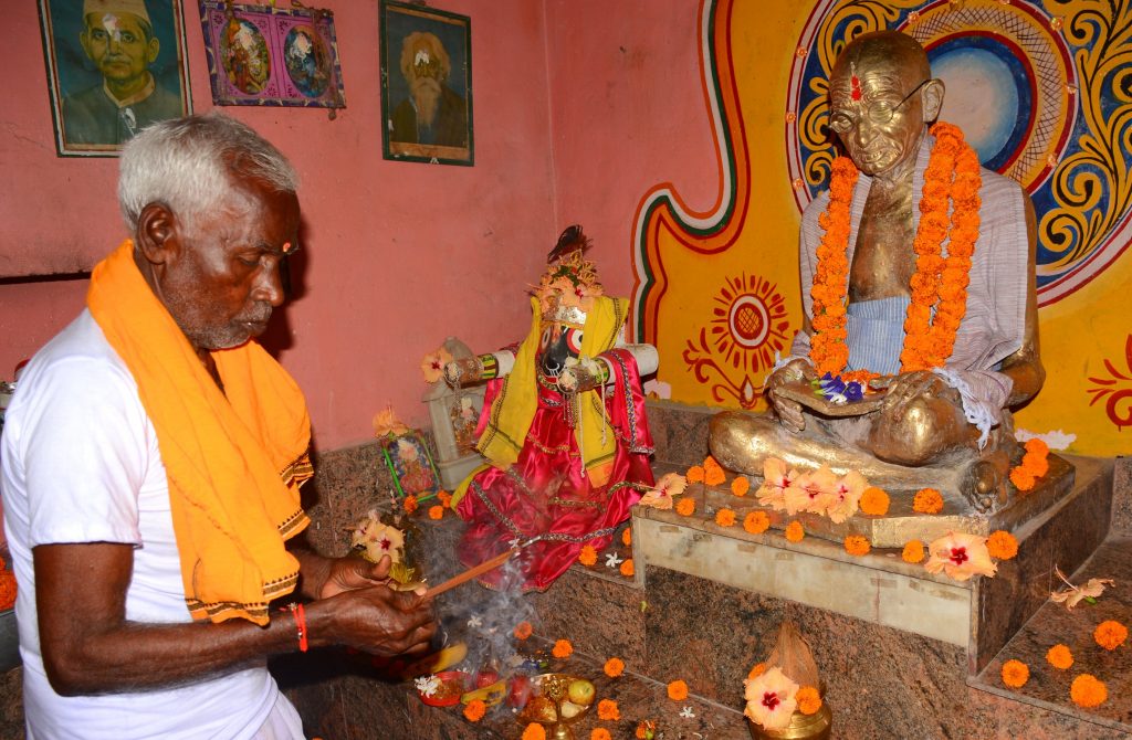 Temple dedicated to Mahatma Gandhi pull crowds at Sambalpur