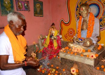 Temple dedicated to Mahatma Gandhi pull crowds at Sambalpur