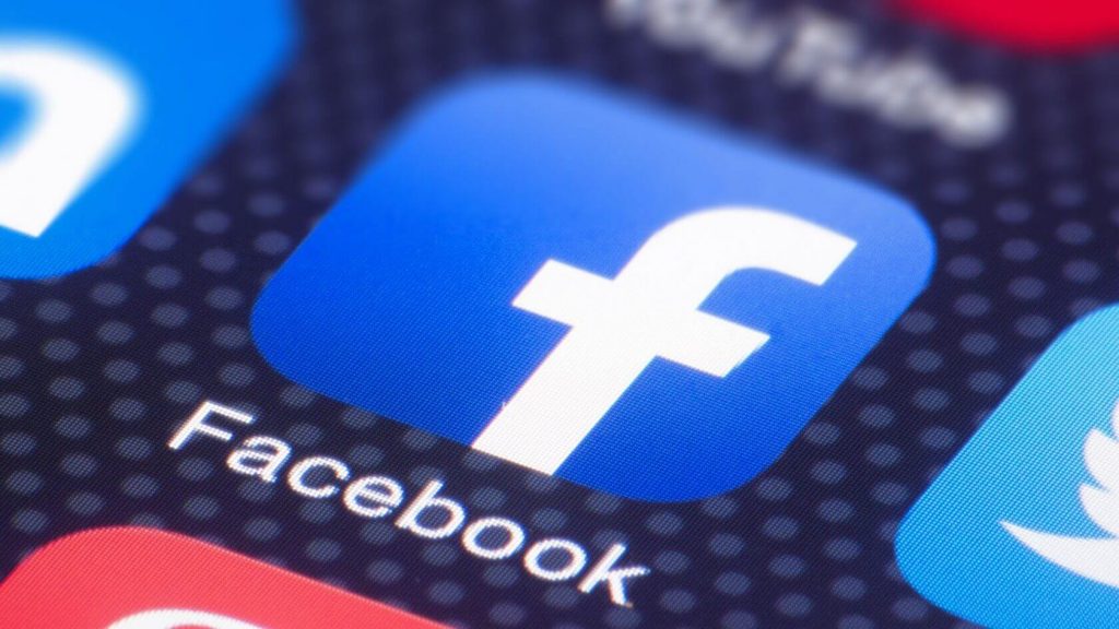 Facebook bug shows iPhone camera open in background