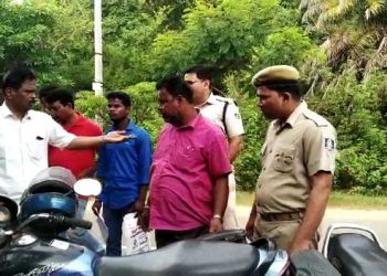 Nayagarh SP arrests dalal from RTO office