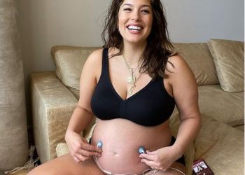 Pregnant model Ashley Graham posts nude selfie; see pic