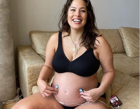 Pregnant model Ashley Graham posts nude selfie; see pic