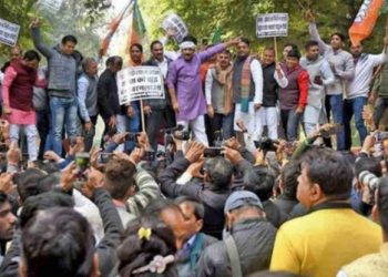 Led by Delhi BJP chief Manoj Tiwari, the party workers raised slogans against the AAP and demanded an apology from it for trying to ‘malign the image’ of Prime Minister Narendra Modi.