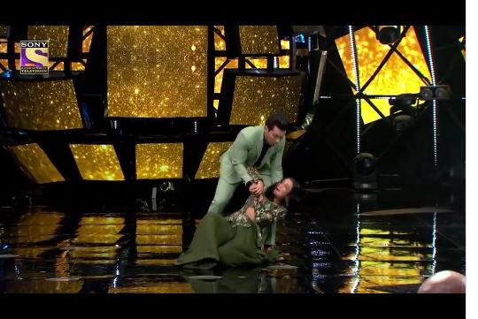 Indian Idol 11 Aditya Narayan Drops Neha Kakkar While Dancing On Stage Orissapost 
