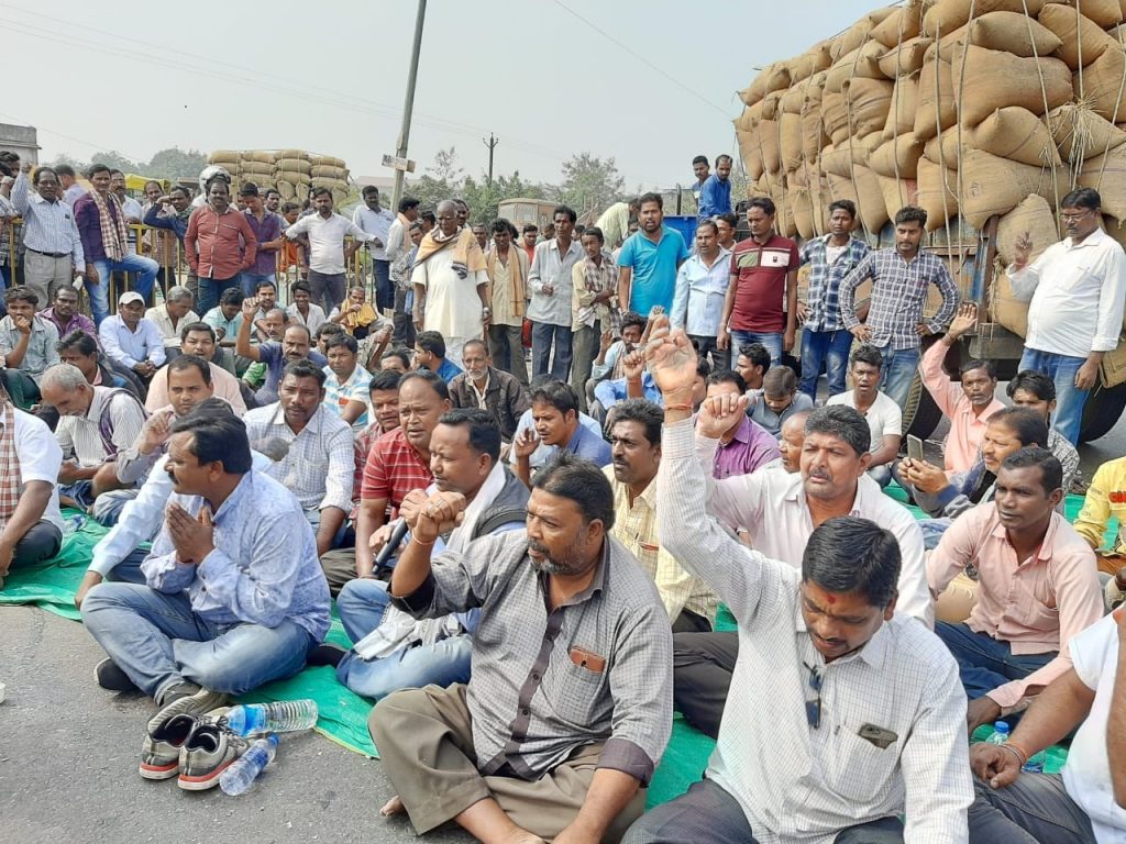 NH 55 blocked over token system