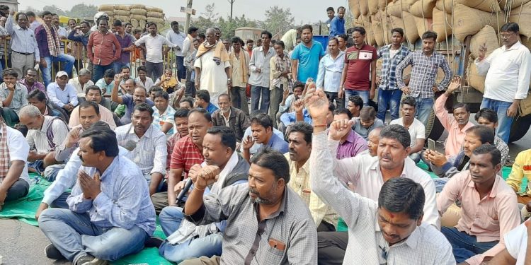 NH 55 blocked over token system