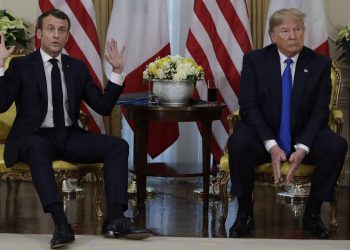 US President Donald Trump (R) and French President Emmanuel Macron