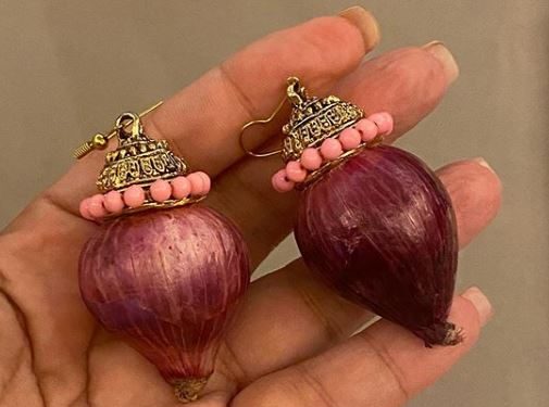 This actor gifts onion earrings to wife Twinkle